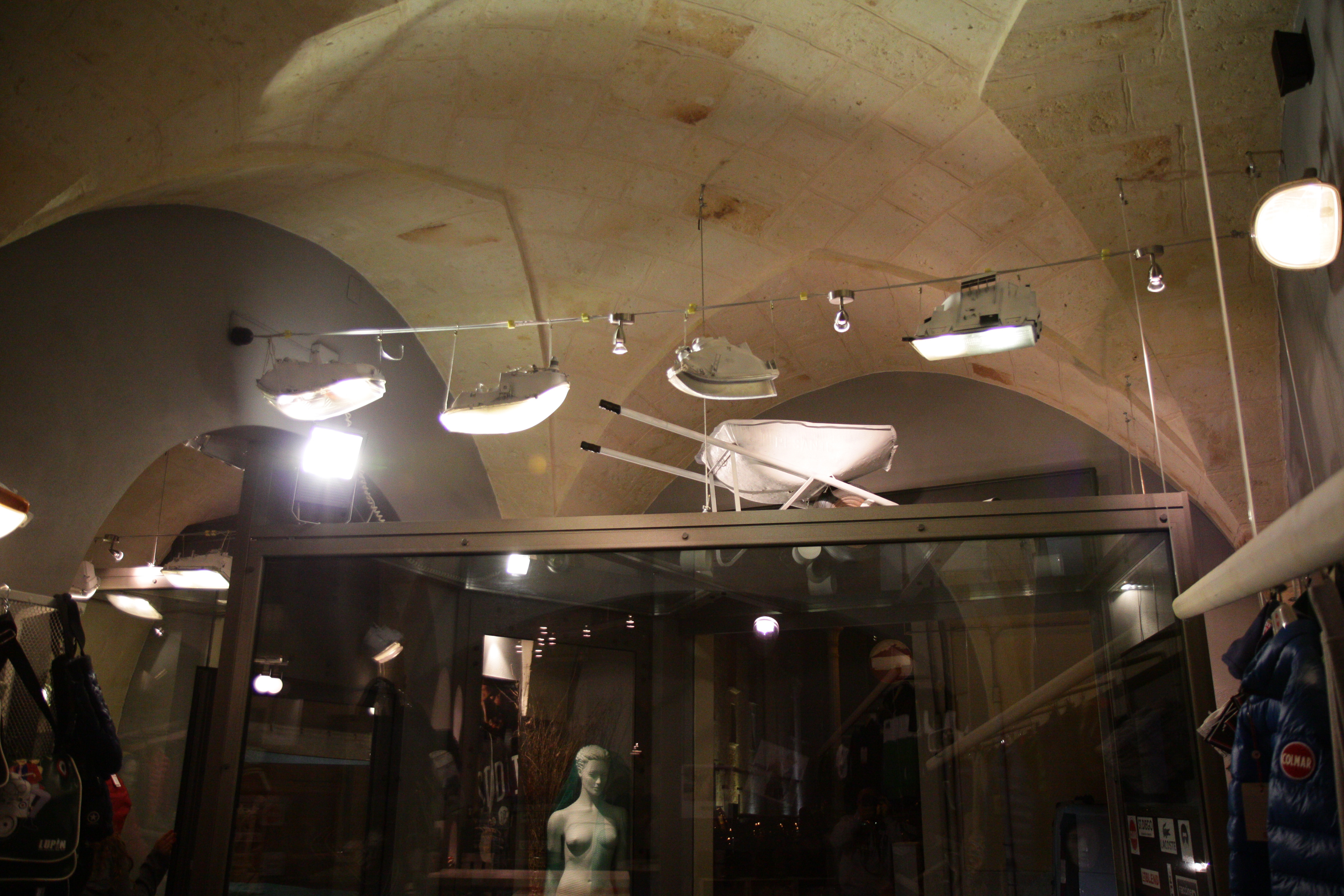 废旧车间变时尚商店的创意重生-43