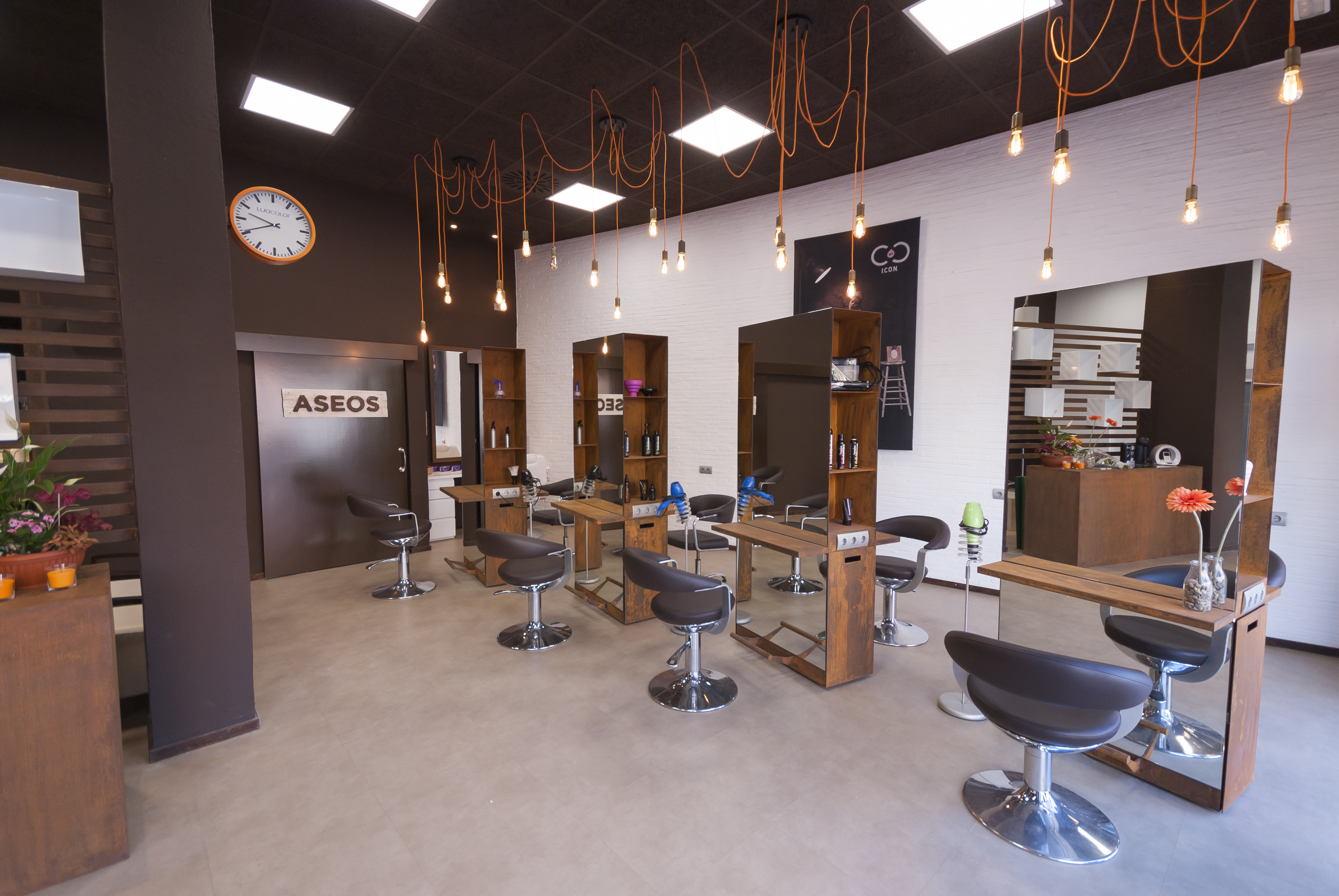 钢制装饰的 Sandra Soler 发廊设计-1