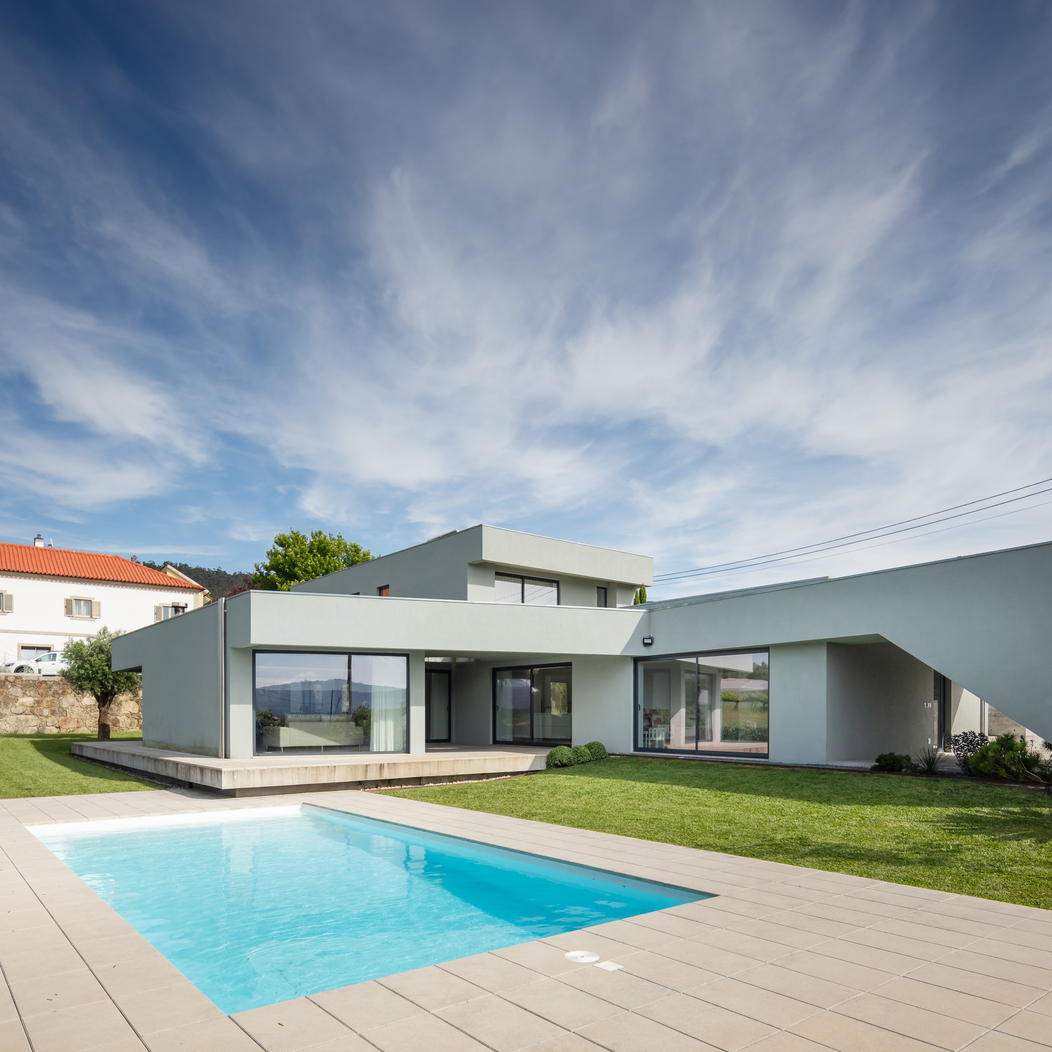 葡萄牙现代别墅 | 融入景观的私密空间-4