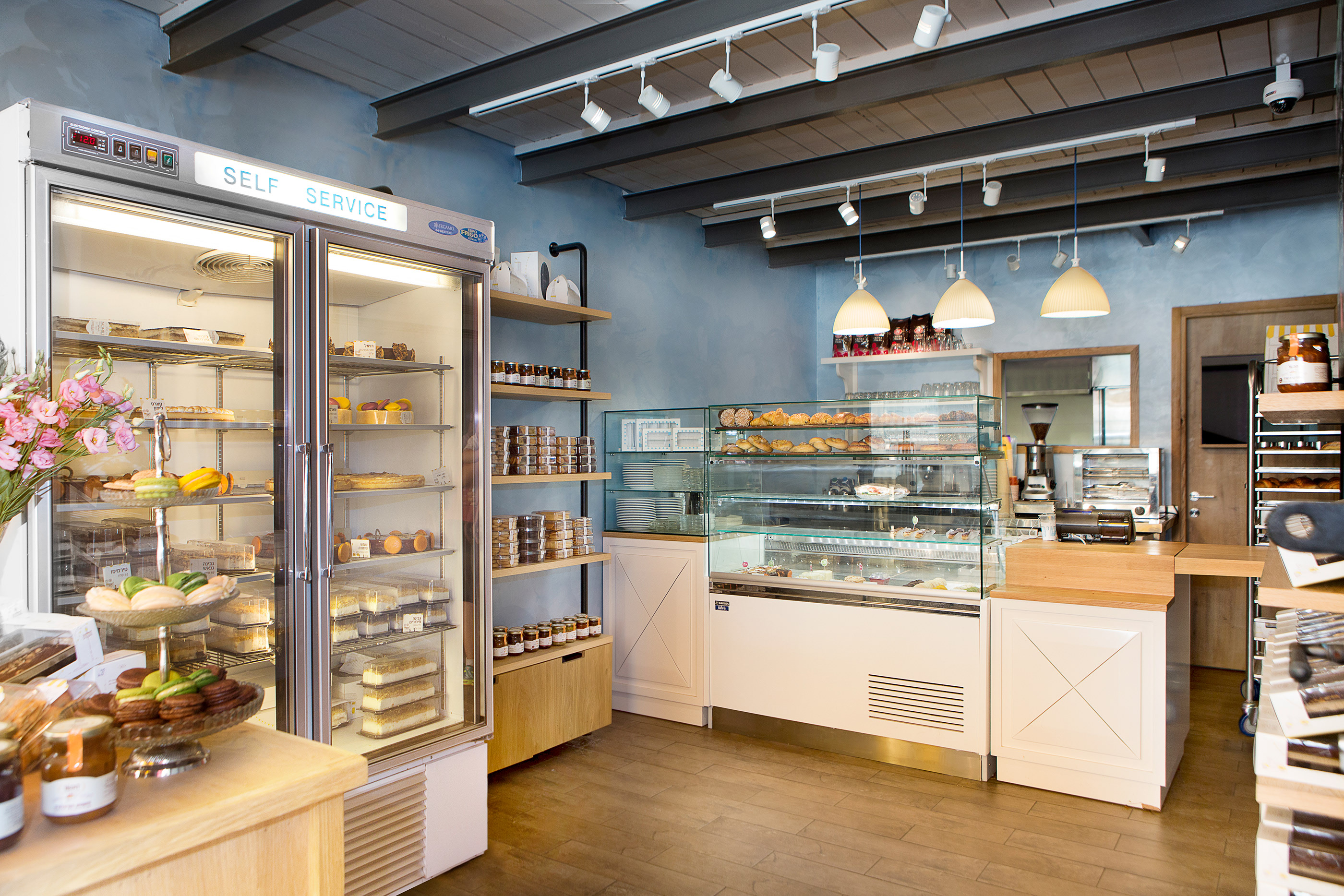 温馨蓝棕木质元素烘托的烘焙店设计-3