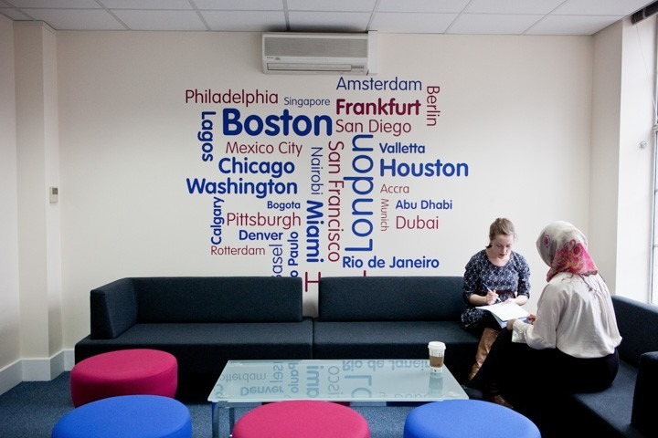 伦敦新办公室的创意品牌标识设计-10