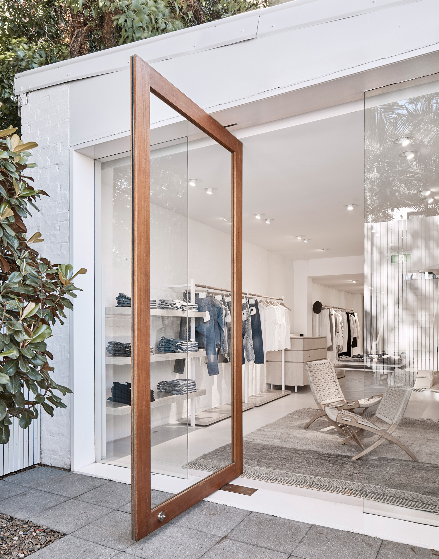 澳大利亚 Bassike 帕丁顿旗舰店转型，极简风格融入混凝土庭院-1