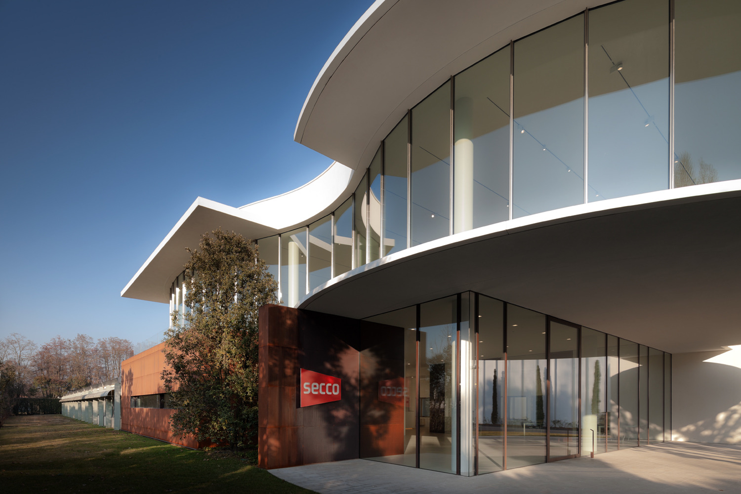 意式风格的 Secco Sistemi 总部办公空间设计-3