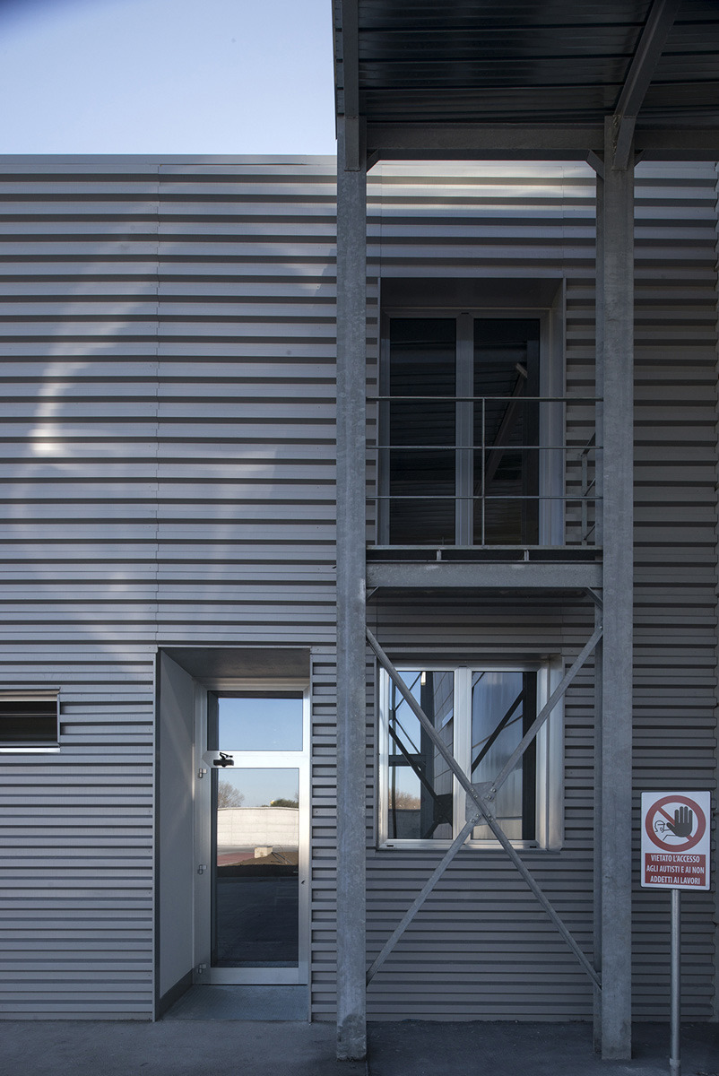 意大利南部工业遗址中的创意办公室-8