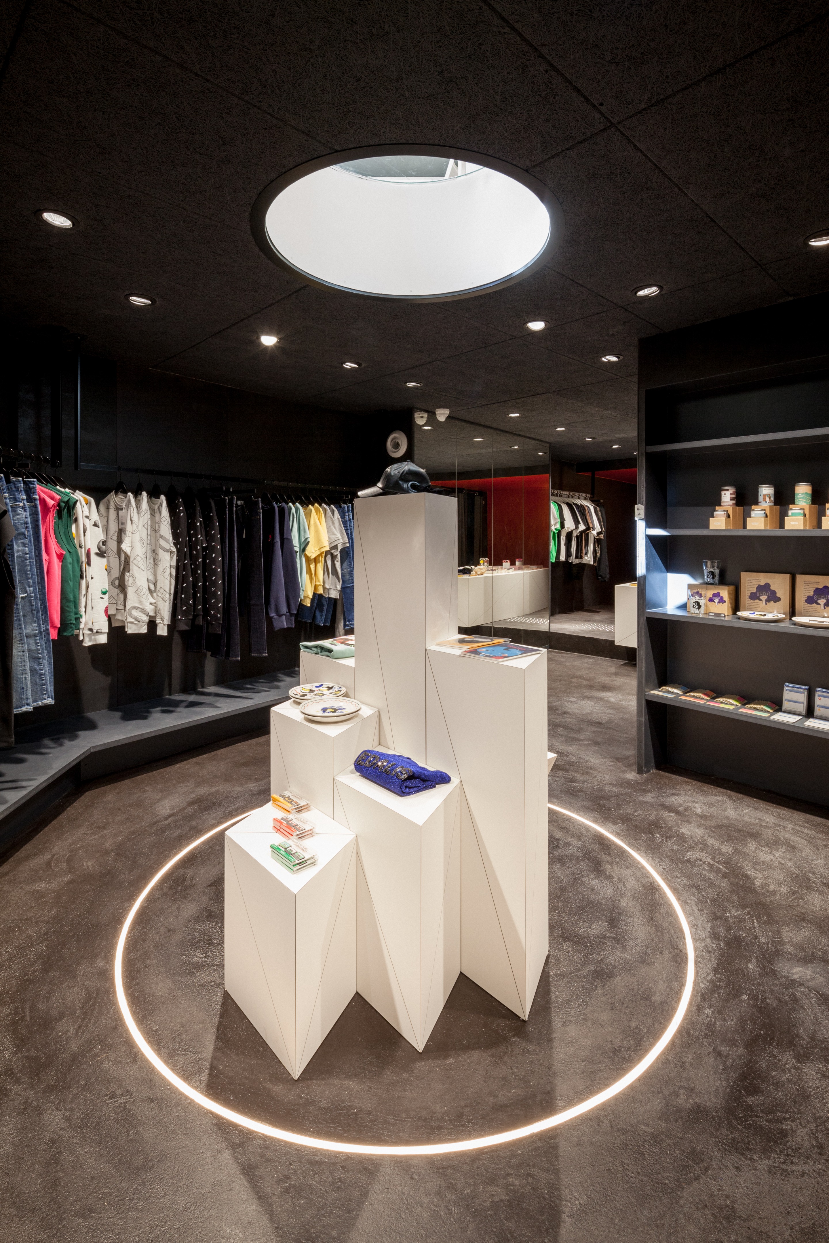 巴黎“Besides Kimchi”概念店 韩风潮流新地标-23