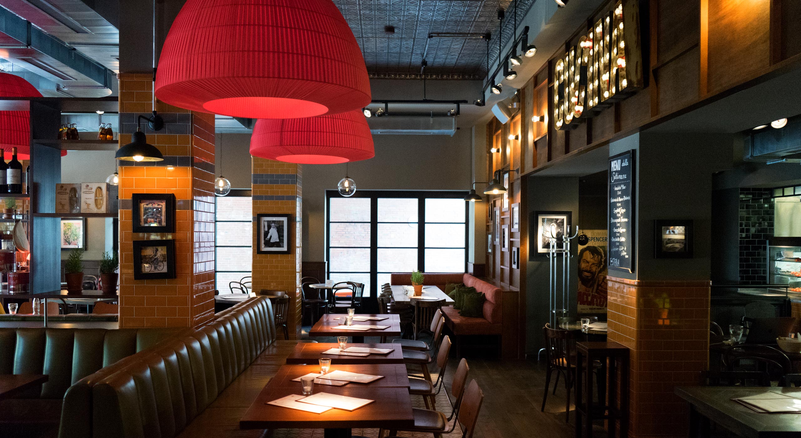 意大利美食餐厅的红色黄色彩虹设计-9