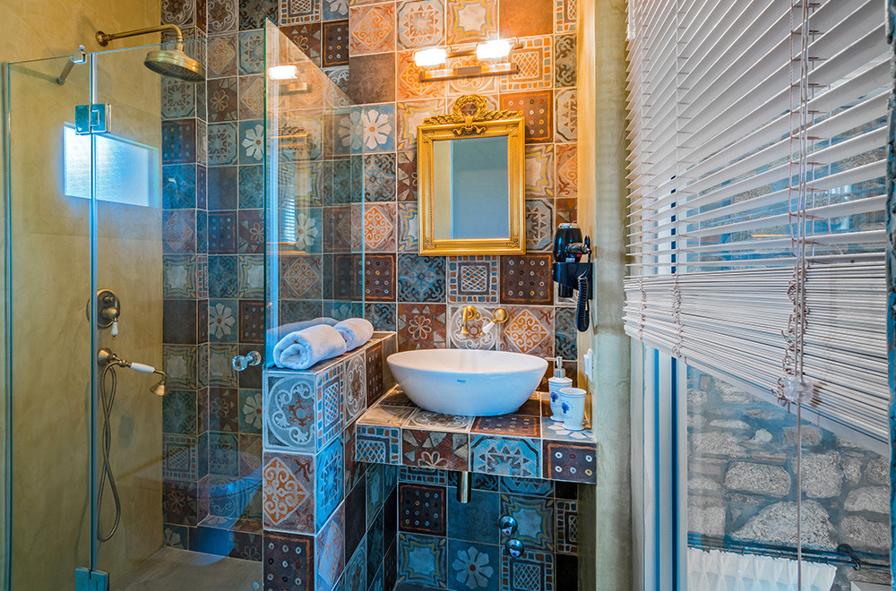 森林海景中的石筑豪华套房-11