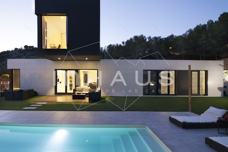 巴塞罗那简约现代模块化别墅-31