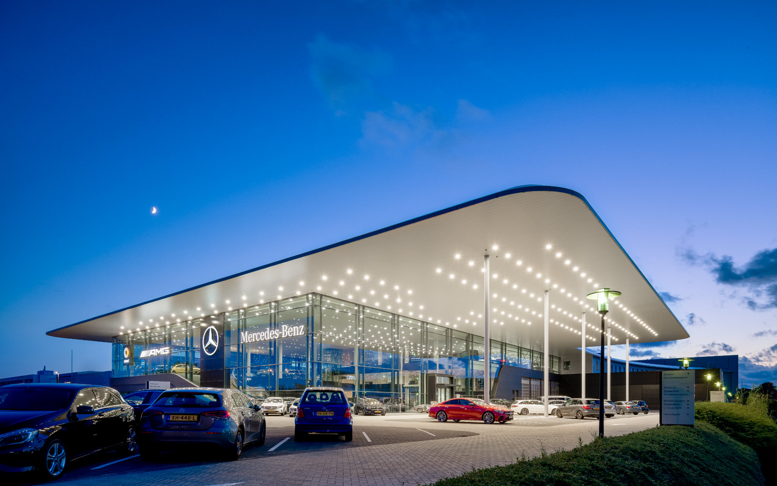 荷兰奔驰旗舰店，现代与奢华的完美融合-0