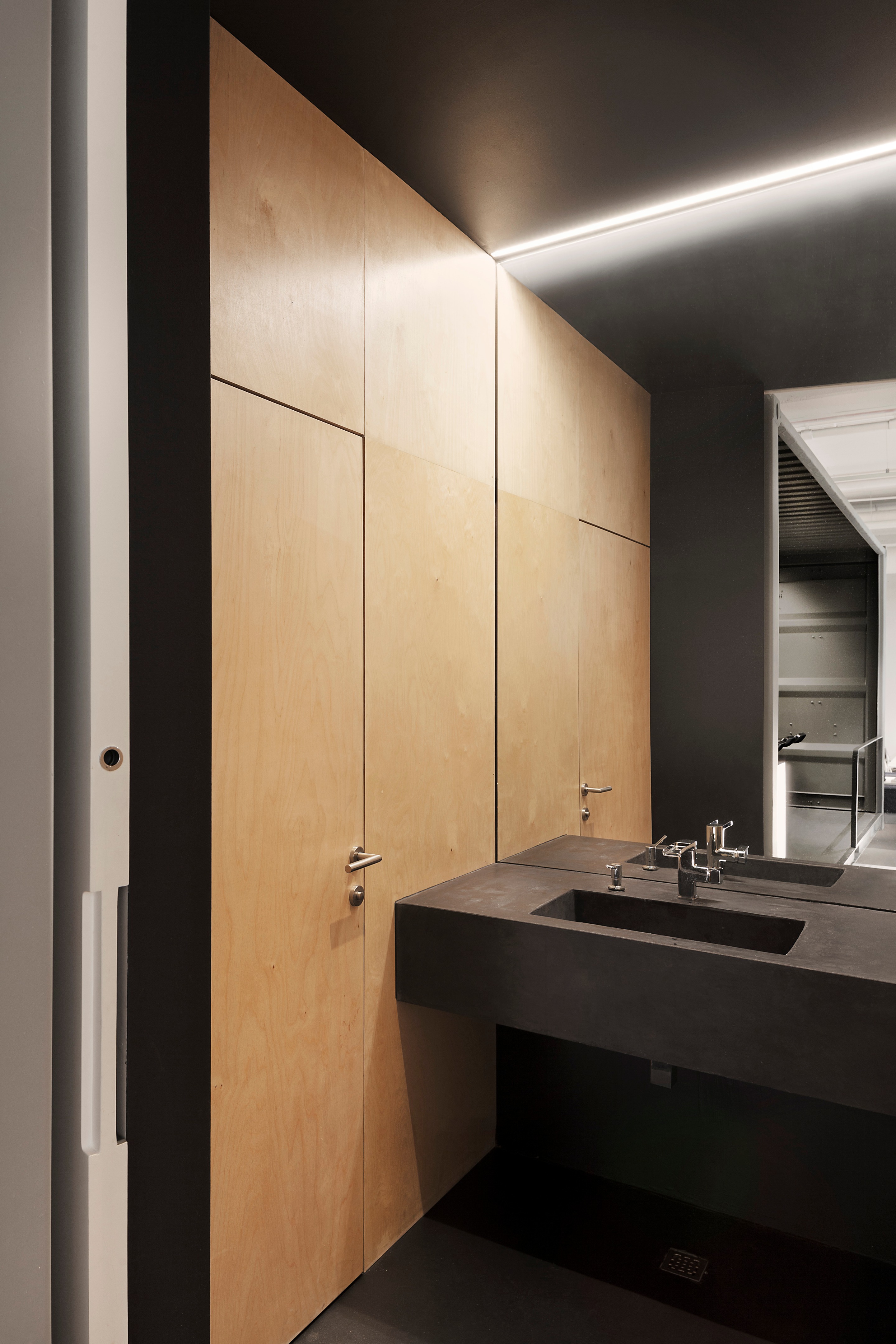 废旧集装箱打造时尚办公空间-7