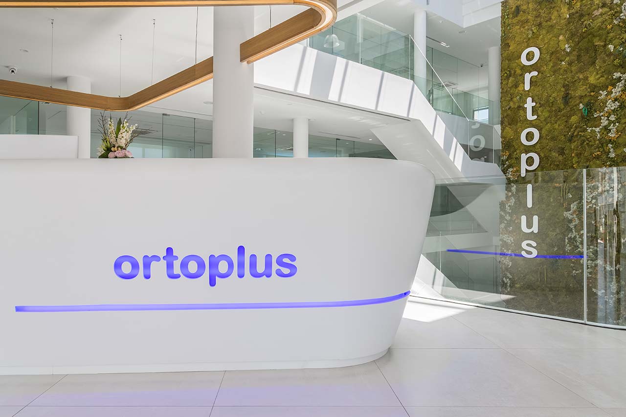 "Ortoplus 马德里总部 | KRION K-LIFE 助力创新牙科诊所设计"-0