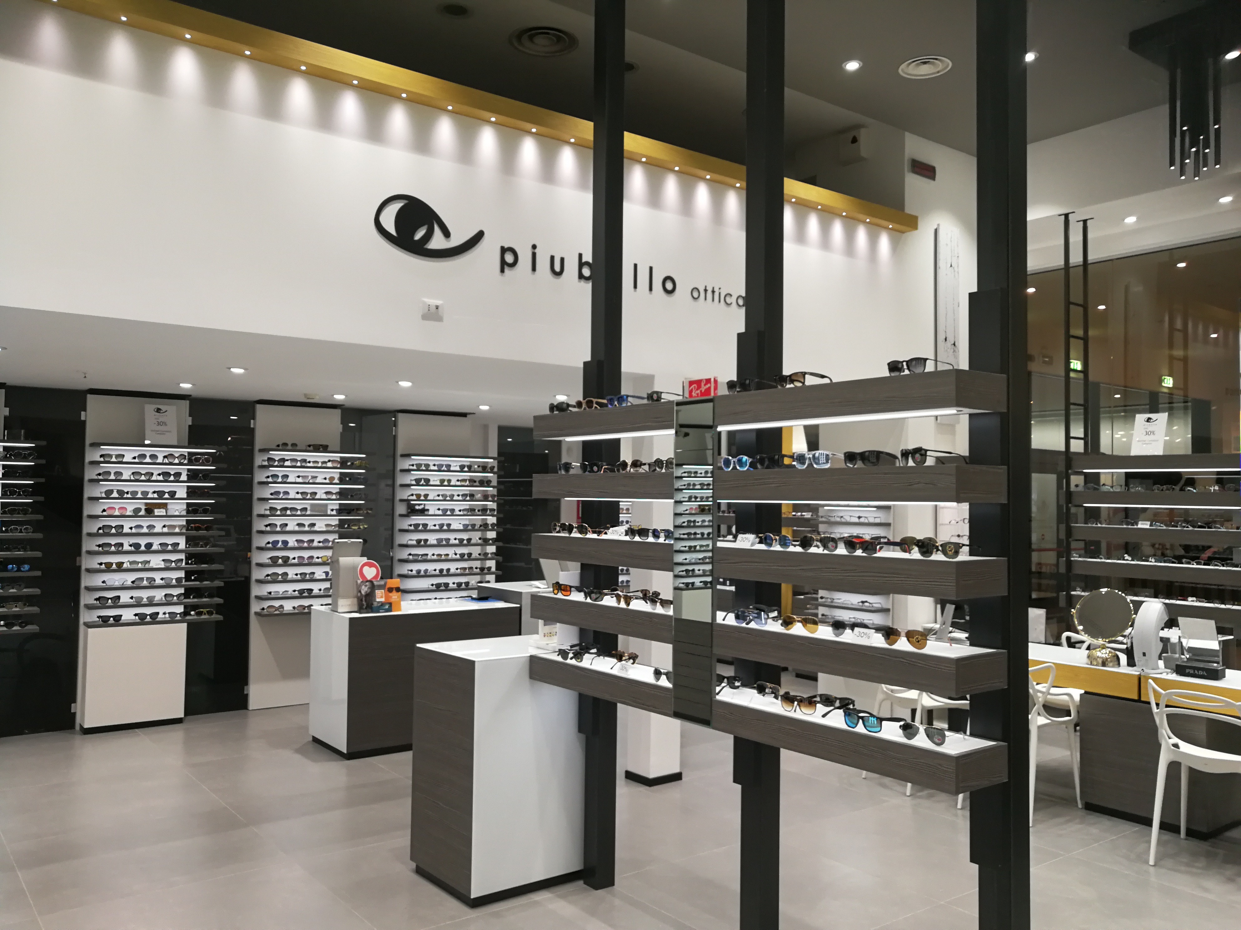 Ottica Piubello 购物中心的工业风设计-15