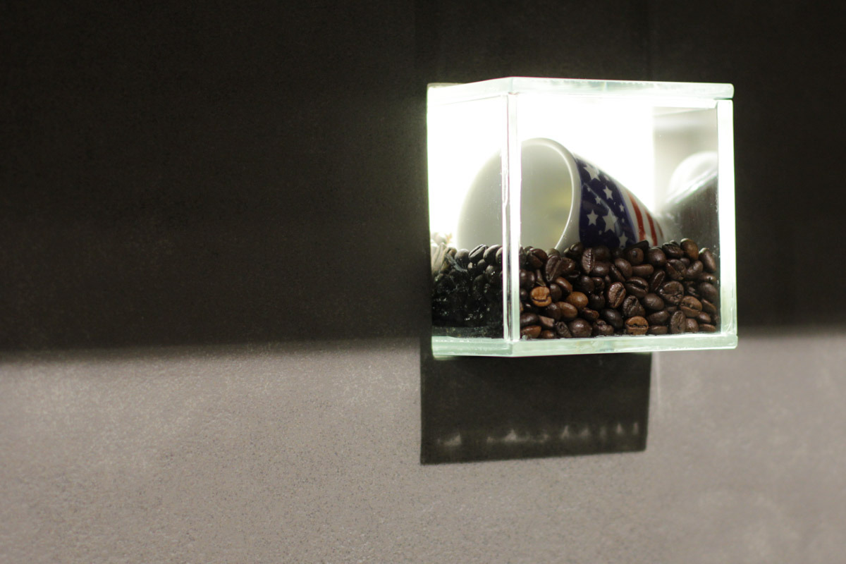 优雅珠宝般的咖啡店设计-21