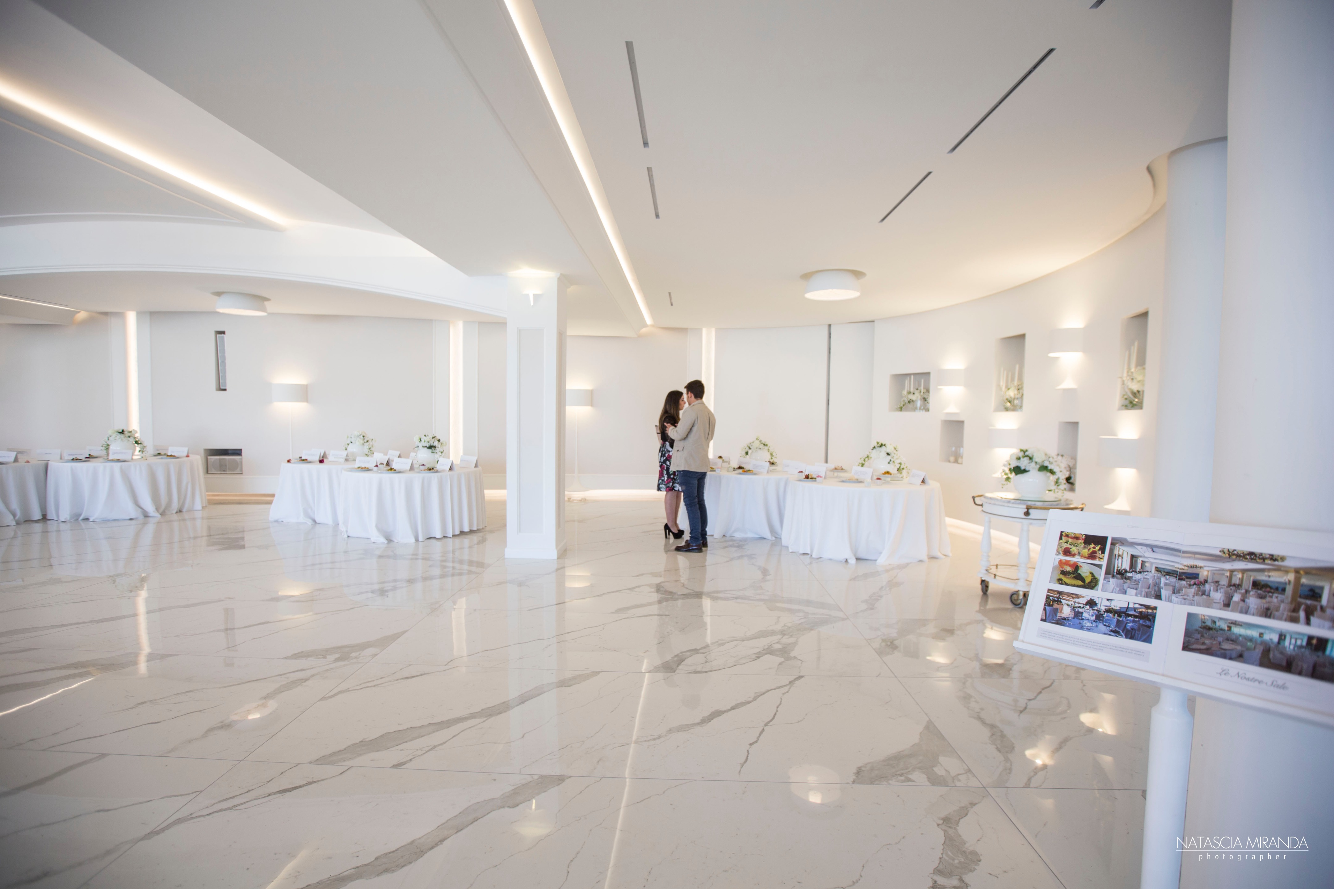 融合自然与建筑的蓝马林俱乐部餐厅设计-17