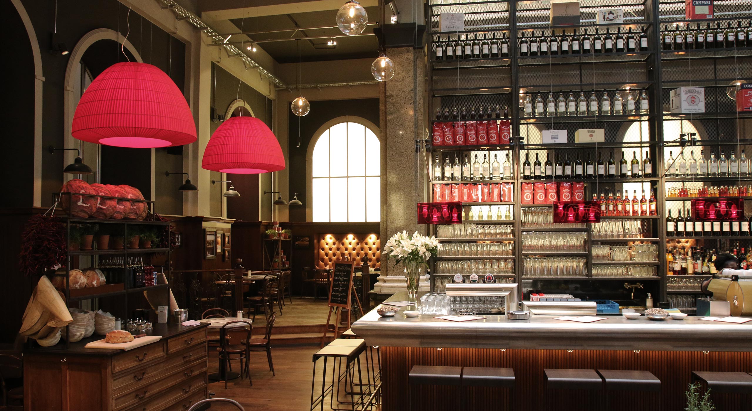 意大利美食餐厅的红色黄色彩虹设计-26