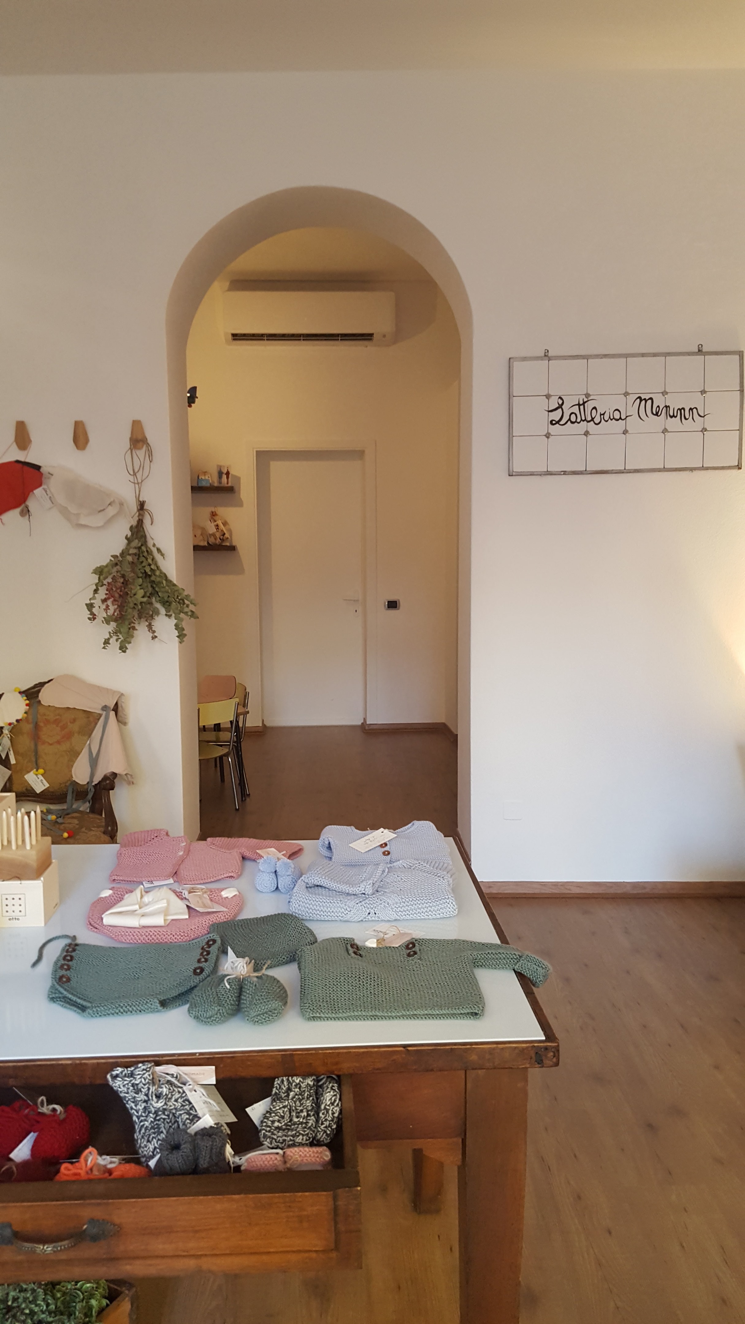 历史建筑中的现代奶制品店-7