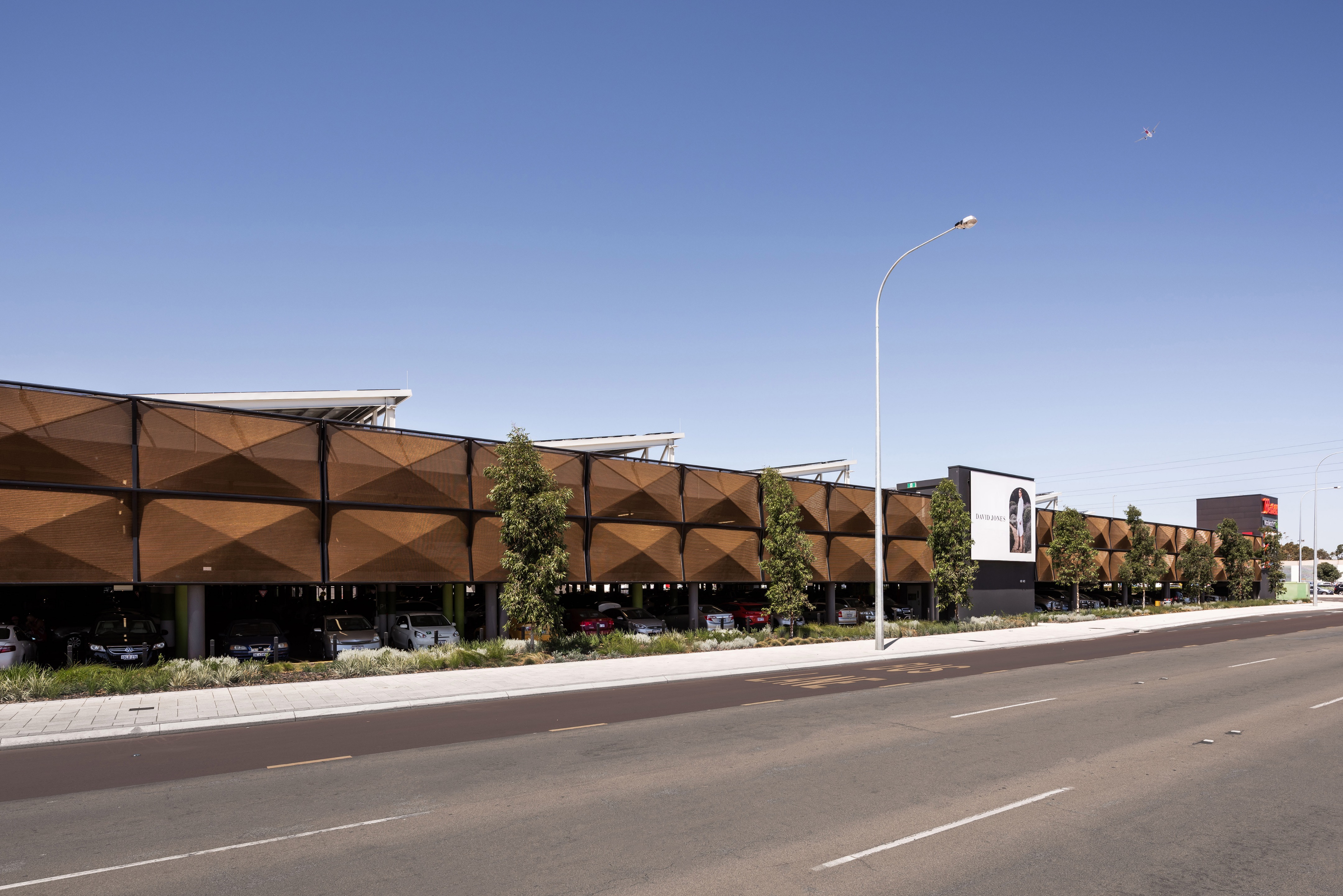 澳大利亚最大购物中心停车场太阳能遮阳金字塔设计-0