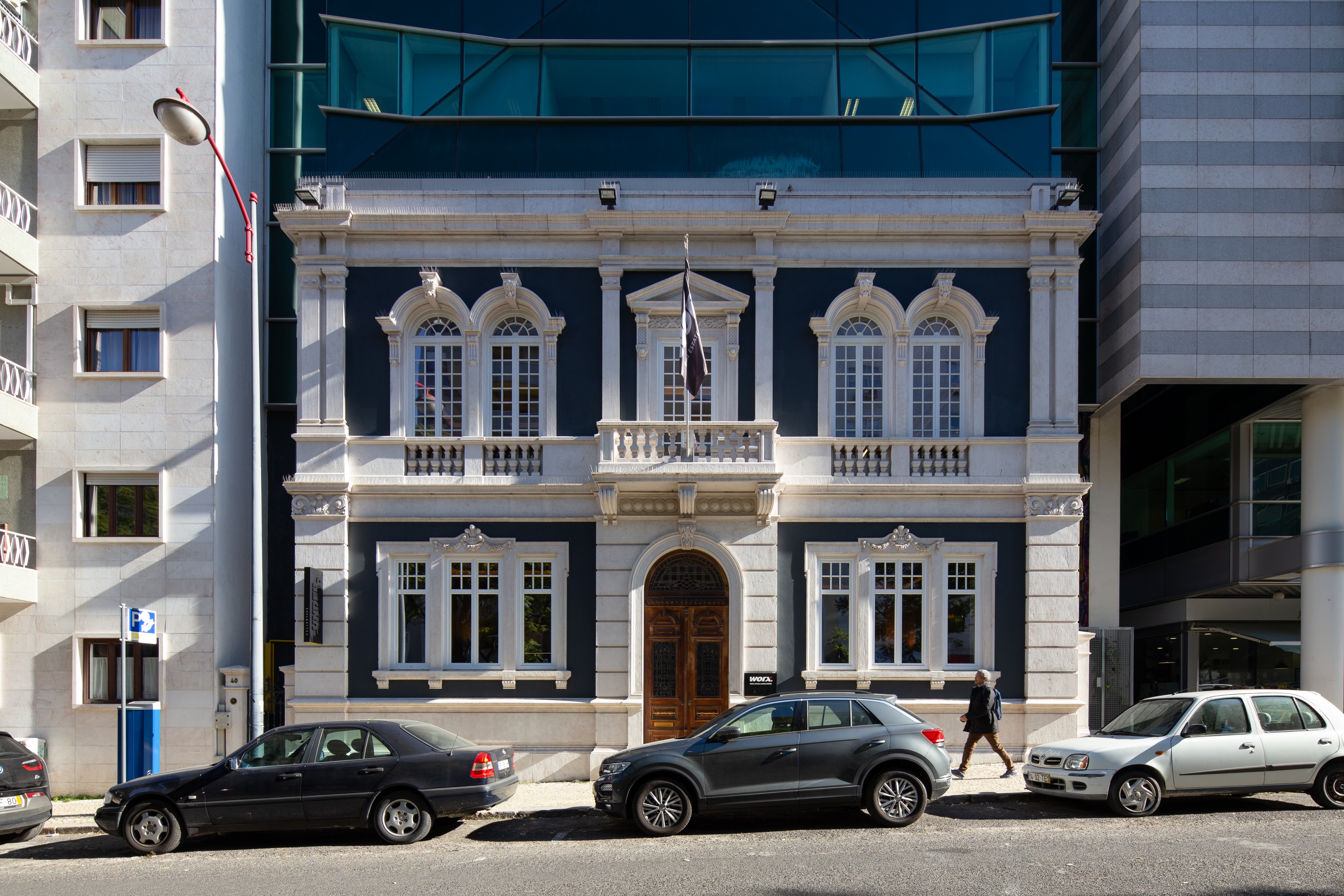 葡萄牙历史建筑翻新，打造艺术气息浓厚的办公空间-4