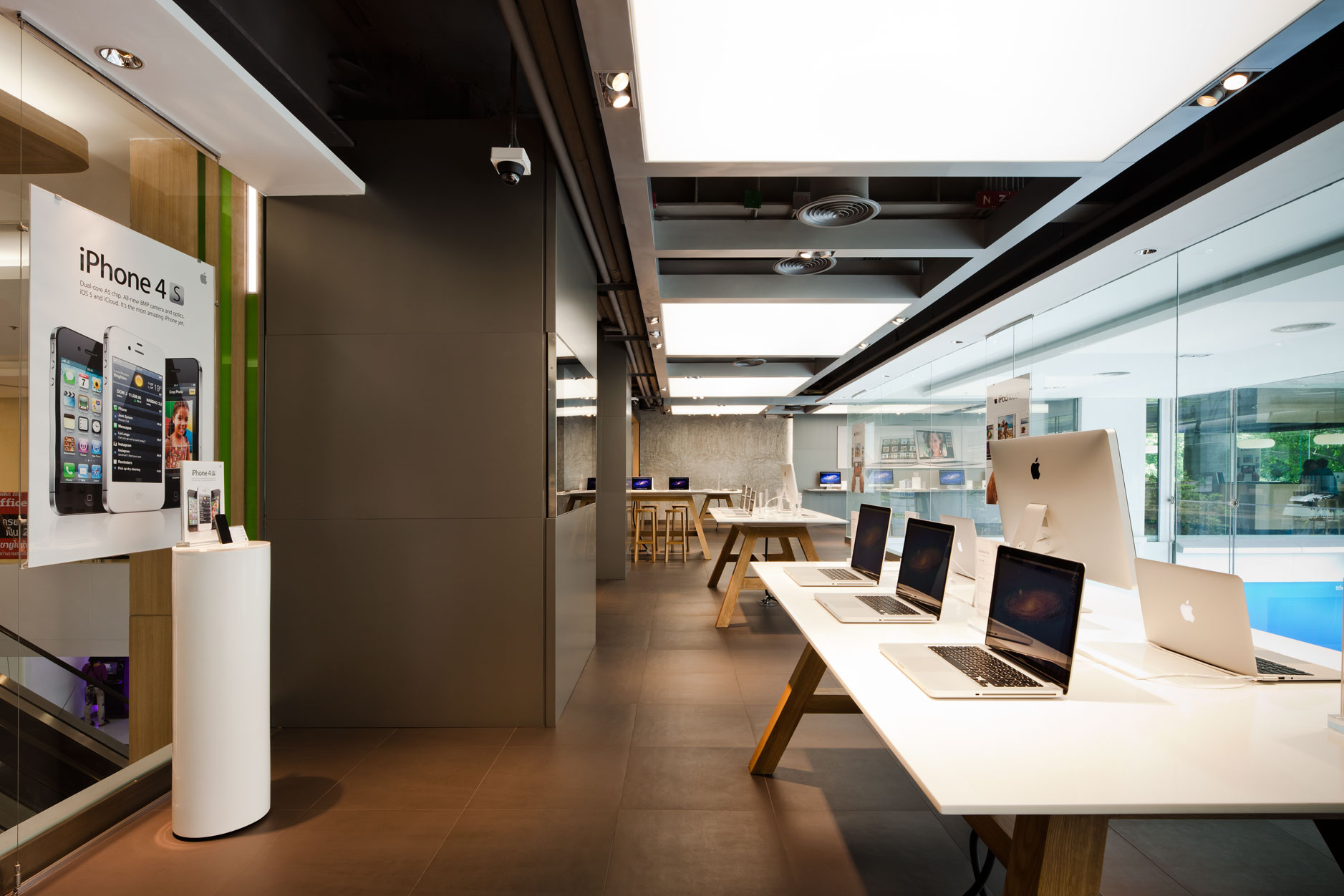 泰国 iStudio 旗舰店，玻璃桥上苹果产品展示-3