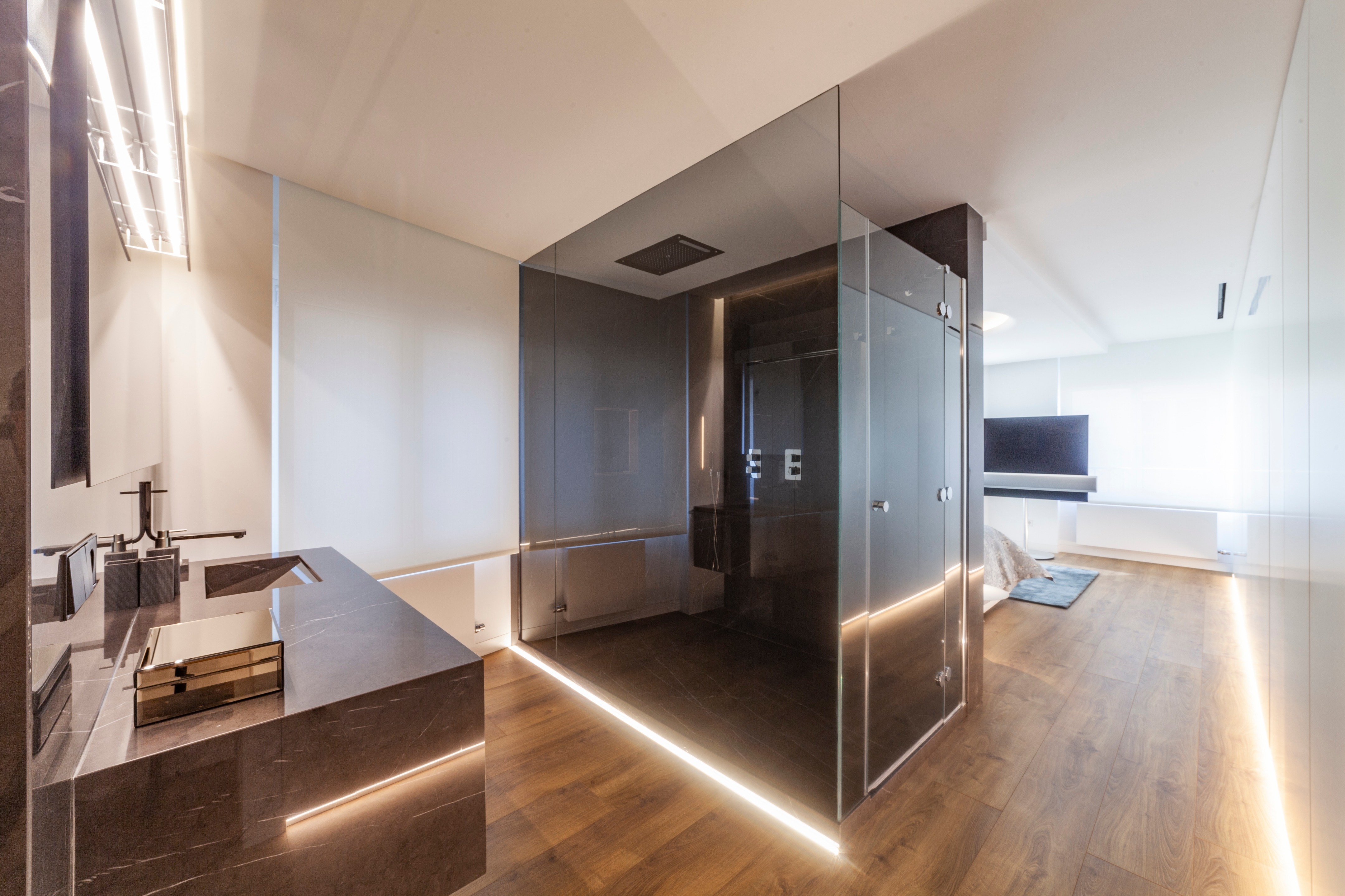 极简风格顶层公寓，温暖木质地板与经典黑白浴室设计-23