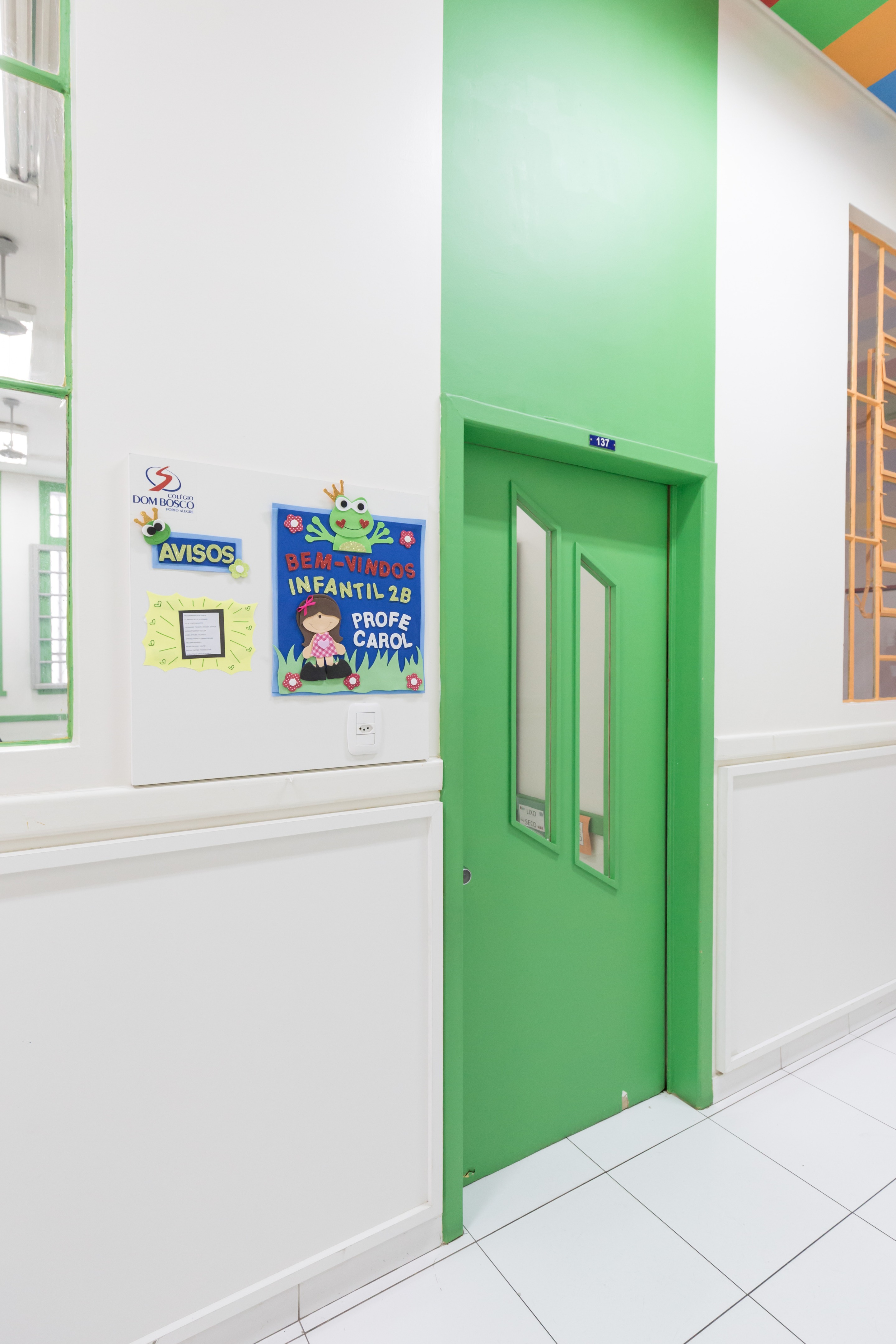 巴西幼儿园色彩斑斓的空间设计-14