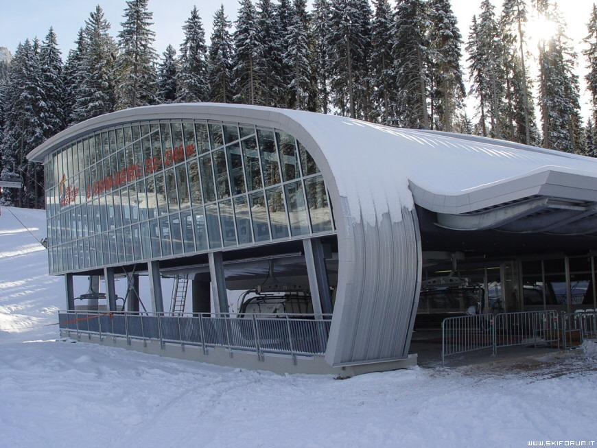 2005 年完成的 Absam Maierl 缆车站体育设施-0