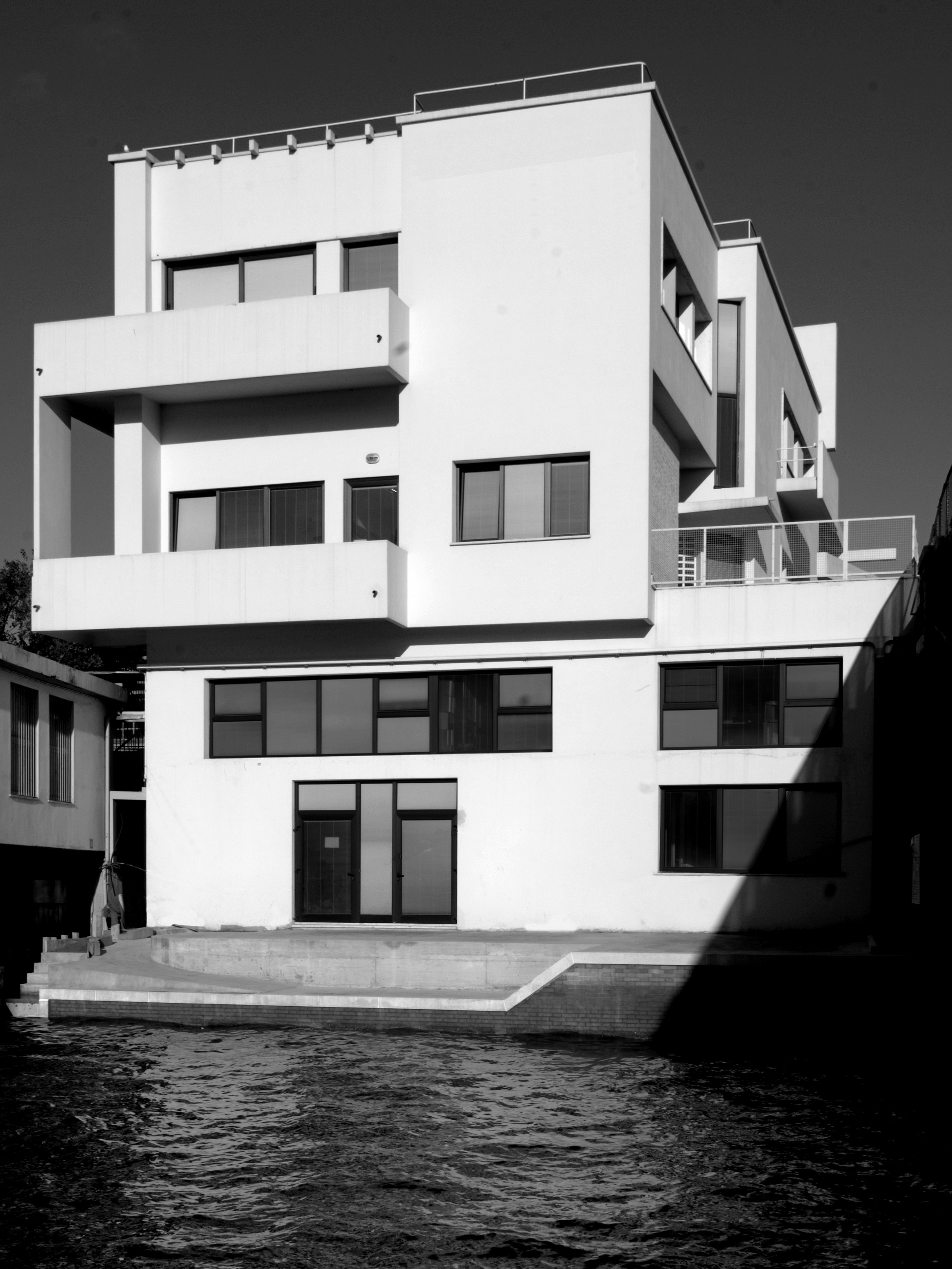 理性主义风格的利加布集团总部修复设计-1