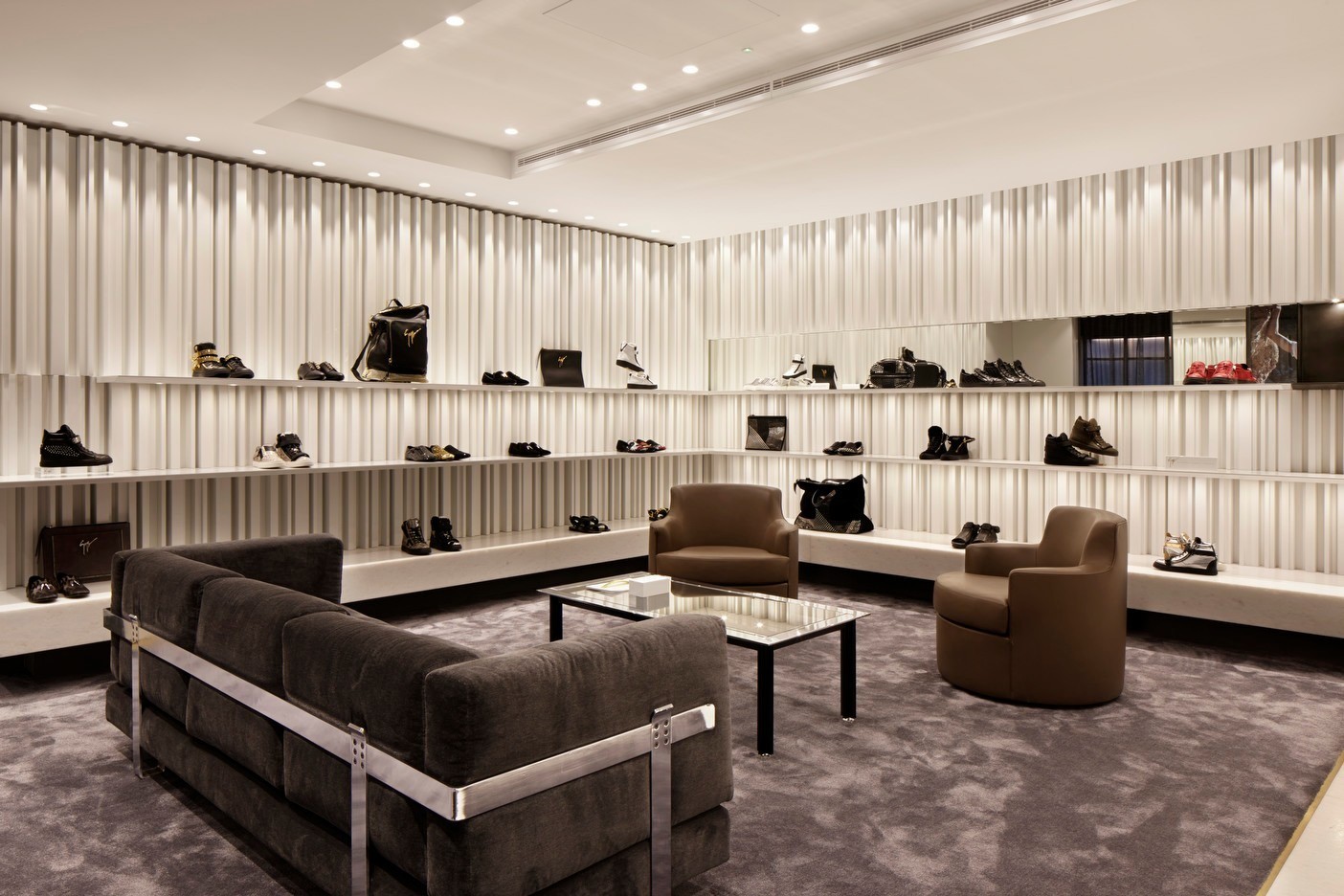 伦敦 Giuseppe Zanotti 男士专卖店 - 传统意式风情与现代空间的完美融合-4