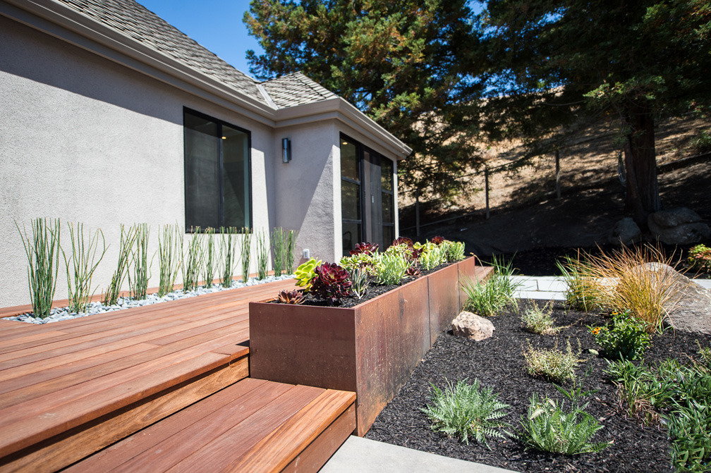 加州 Irvine 现代景观设计 | 混凝土火炉、耐旱植物、ipe 木 deck-10