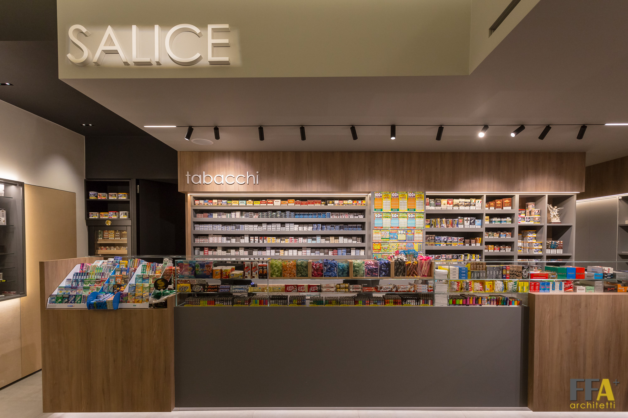 2017 年完成的意大利 Catania 市历史建筑中的 Tabaccheria Salice 店铺室内设计-4