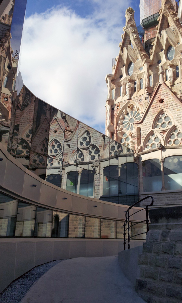 圣家族大教堂临时服务建筑-3