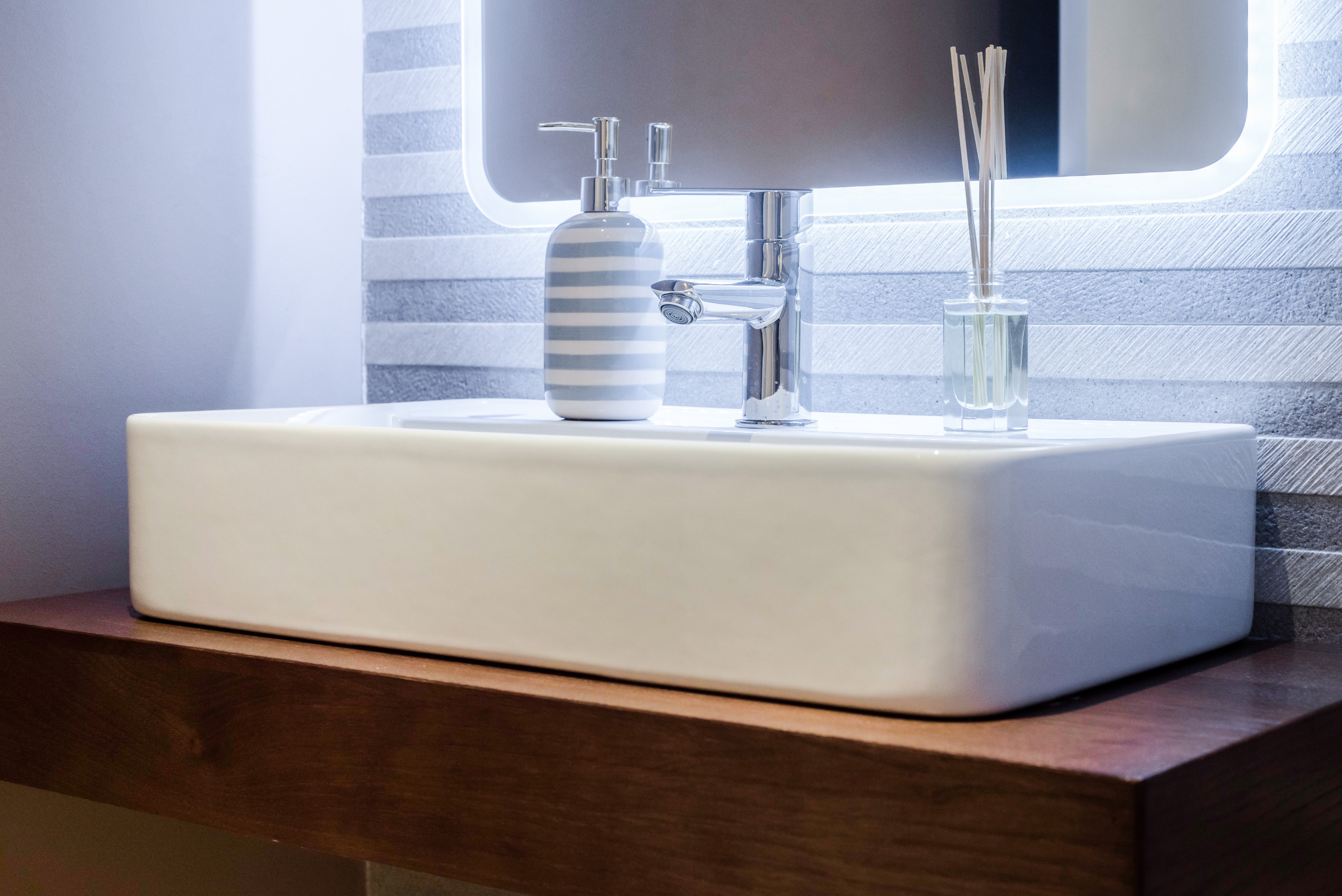 "白色调与高科技材料打造舒适医疗环境"-11