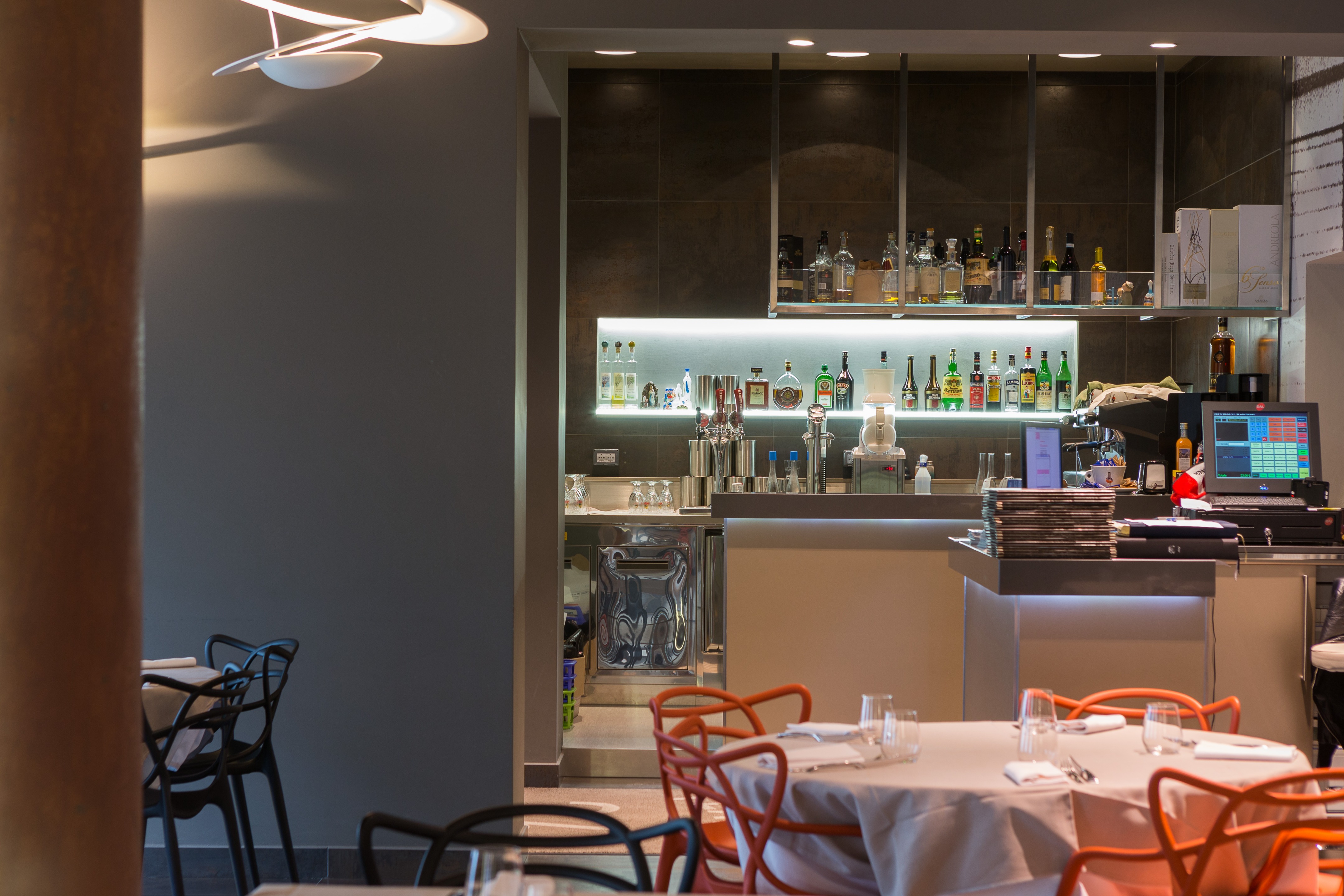 剧院式餐厅 Teatro 26 | 定制家具与光影艺术的完美融合-14