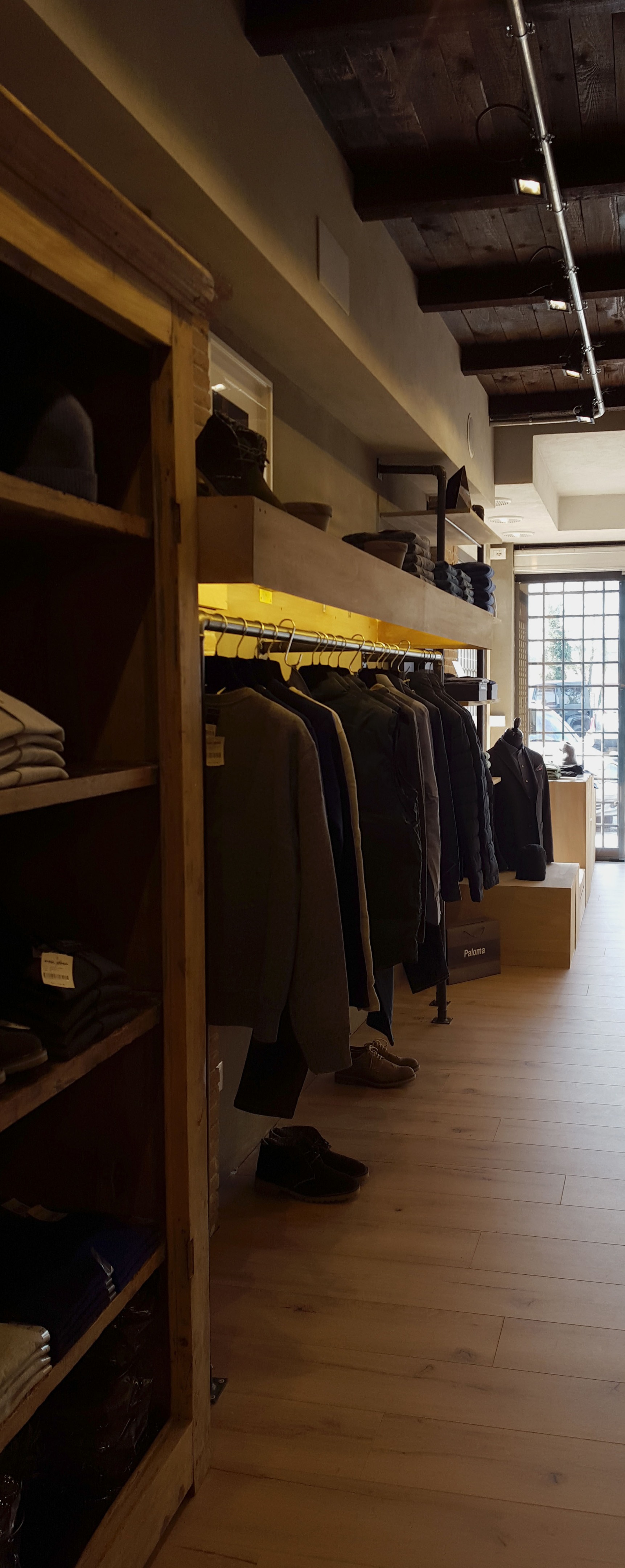 罗马北部绿意盎然的高端服装店-7