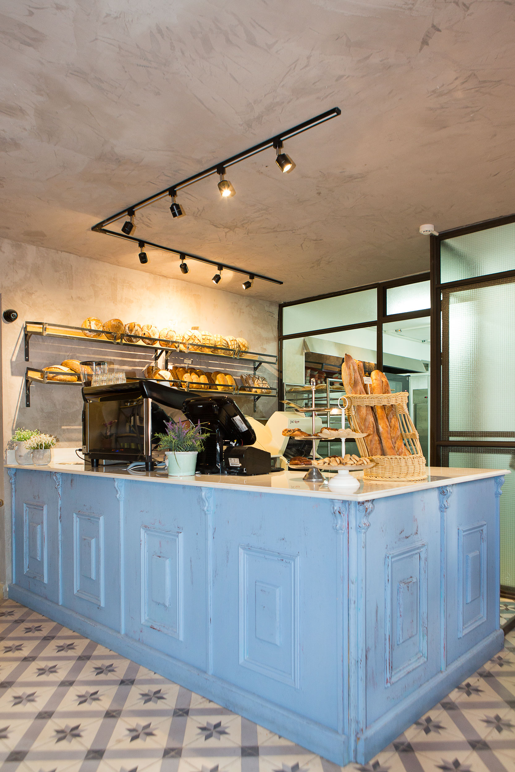 金属木质元素打造的现代烘焙咖啡厅-3