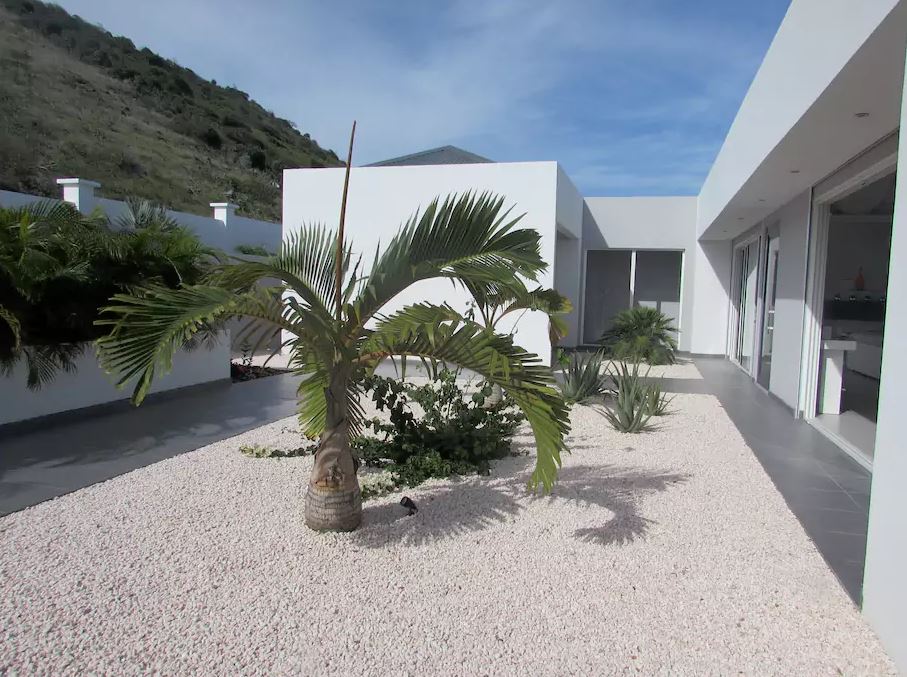 阳光充足,融入环境的别墅设计-1