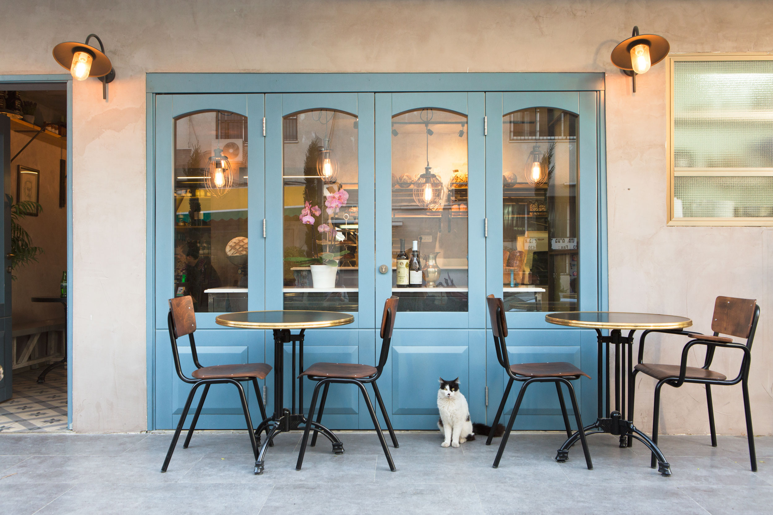 金属木质元素打造的现代烘焙咖啡厅-4