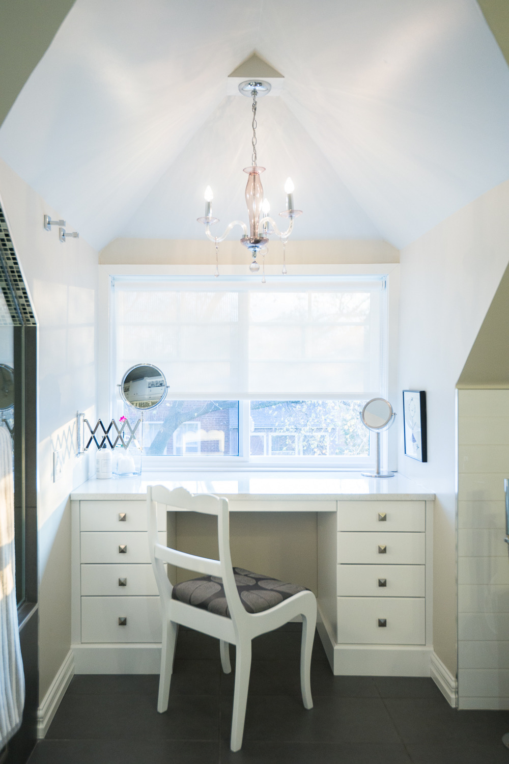 独特阁楼里的开放式主卧套房设计-3