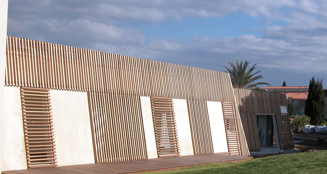 海滨疗养中心 · 木质外壳与露天庭院的和谐共生-7