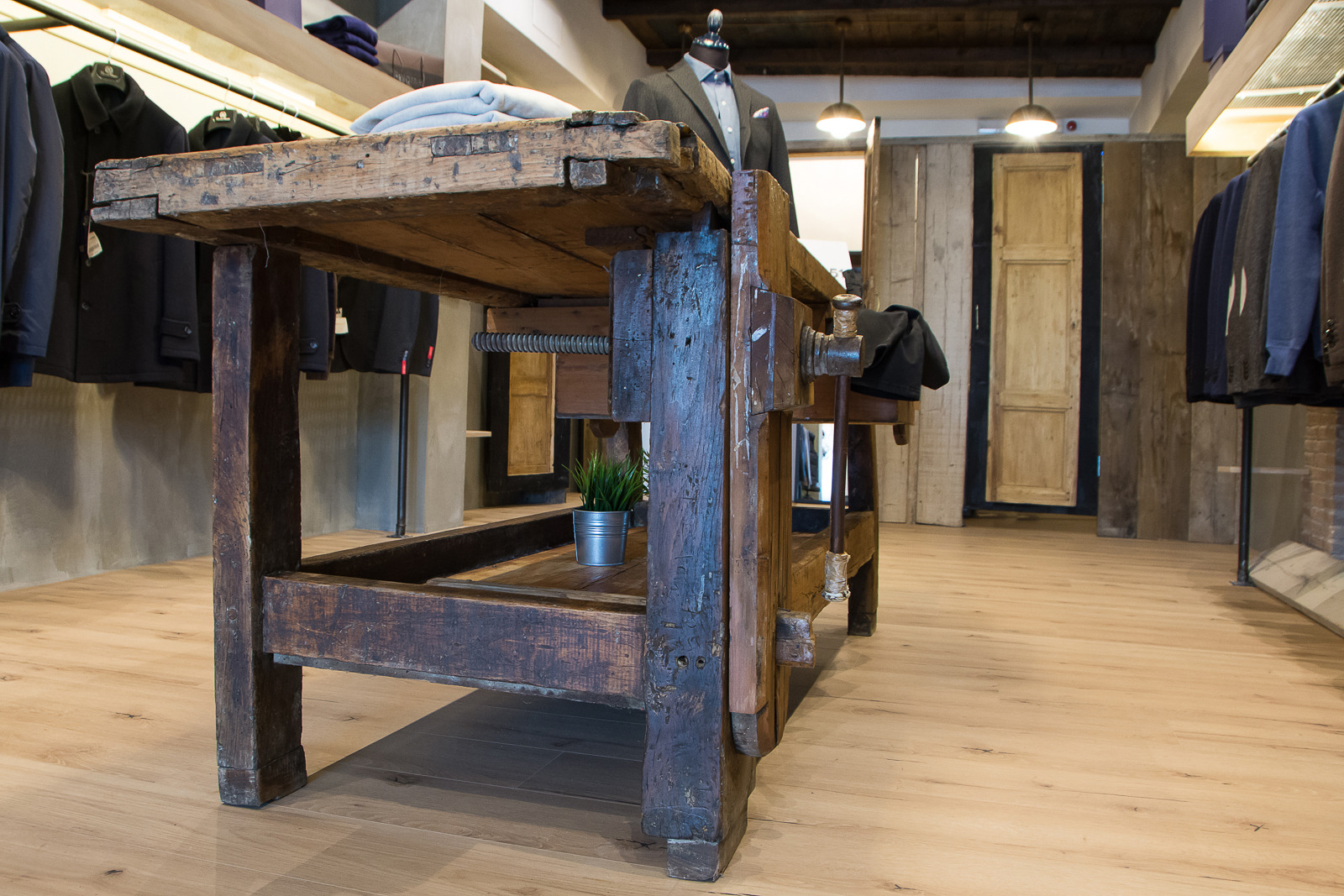 罗马北部绿意盎然的高端服装店-13