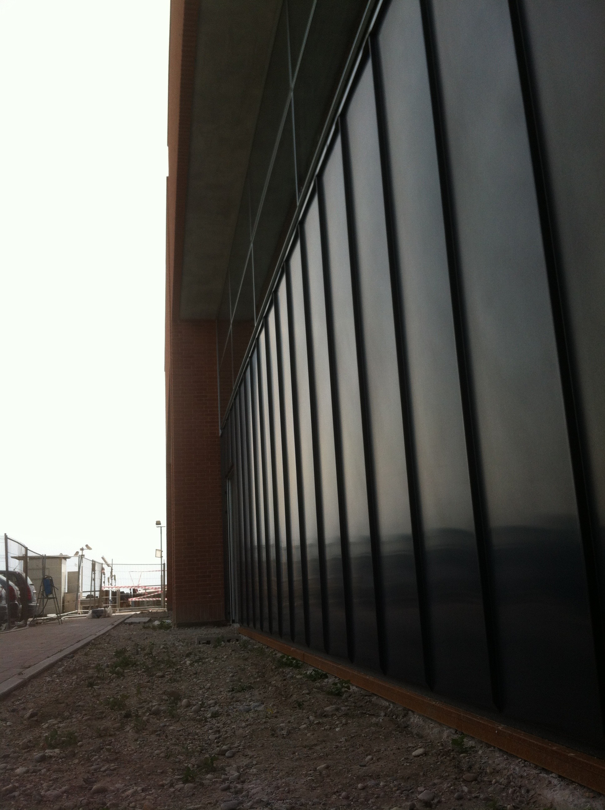 铜锈质感墙面打造多功能市民中心-5