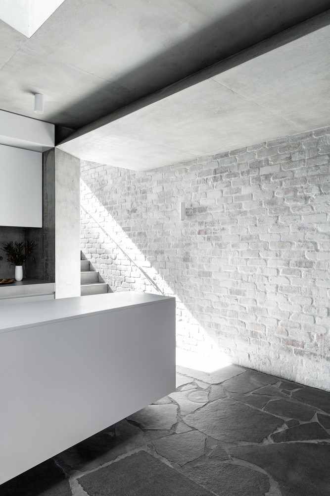 巴尔曼岩屋 | 混凝土亭子与砂岩小屋的完美融合-9