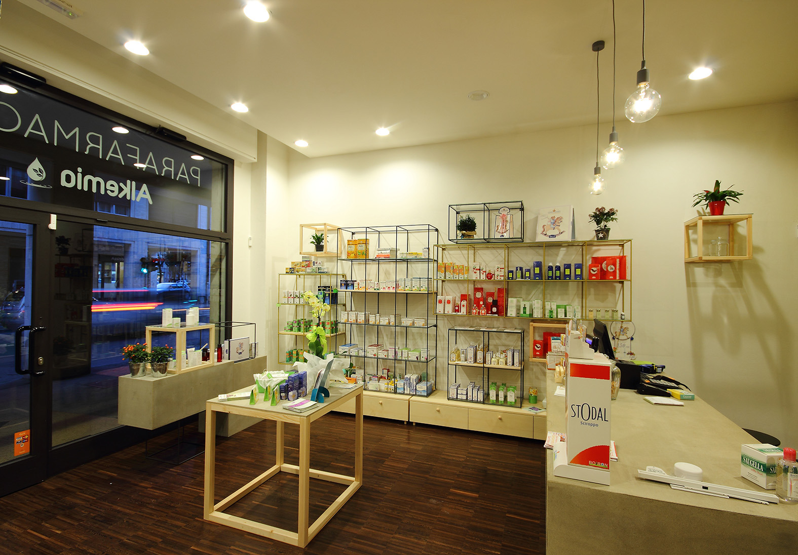 2015 年完成的 Parafarmacia Alkemia 药店室内设计案例-5