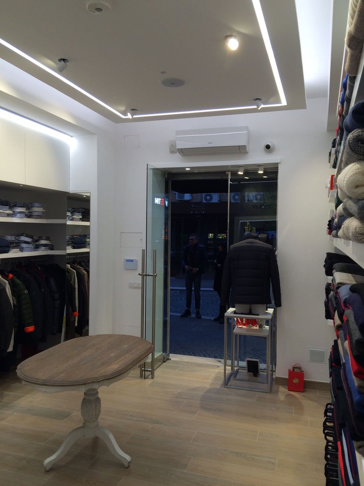 Club Jeans Uomo 照明设计-39