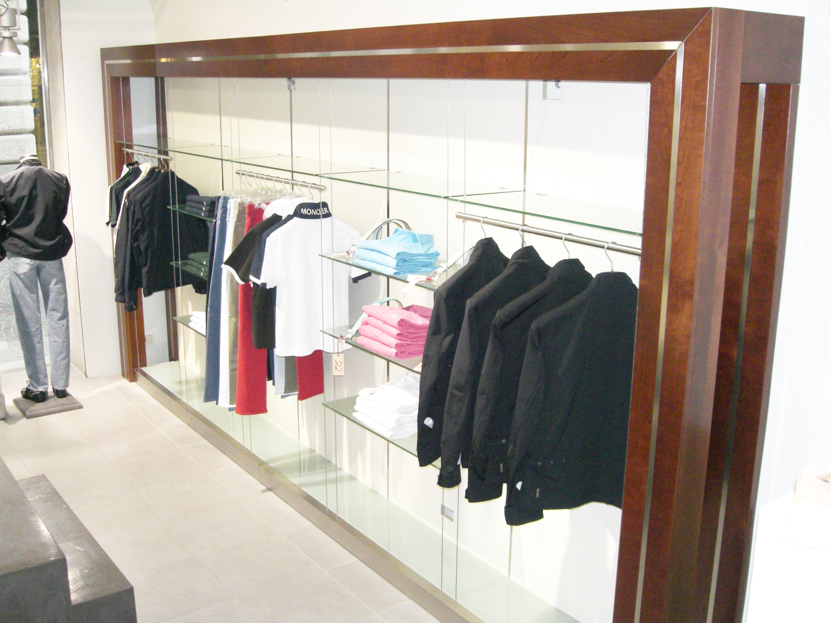 2006 年完成的 Arteni Negozio Abbigliamento 室内设计案例-1