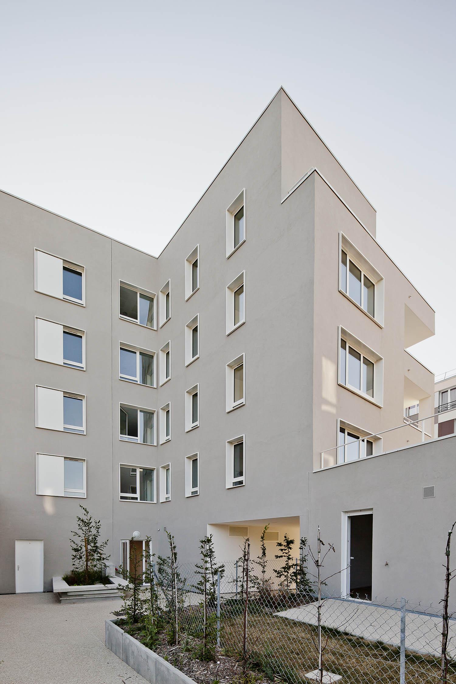 融入城市肌理的绿色住宅设计-9