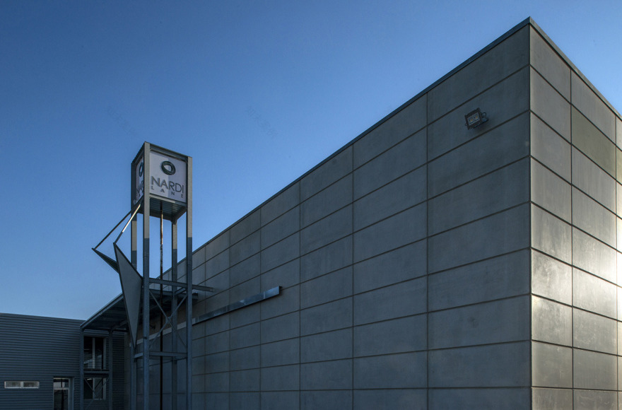 意大利南部工业遗址中的创意办公室-0