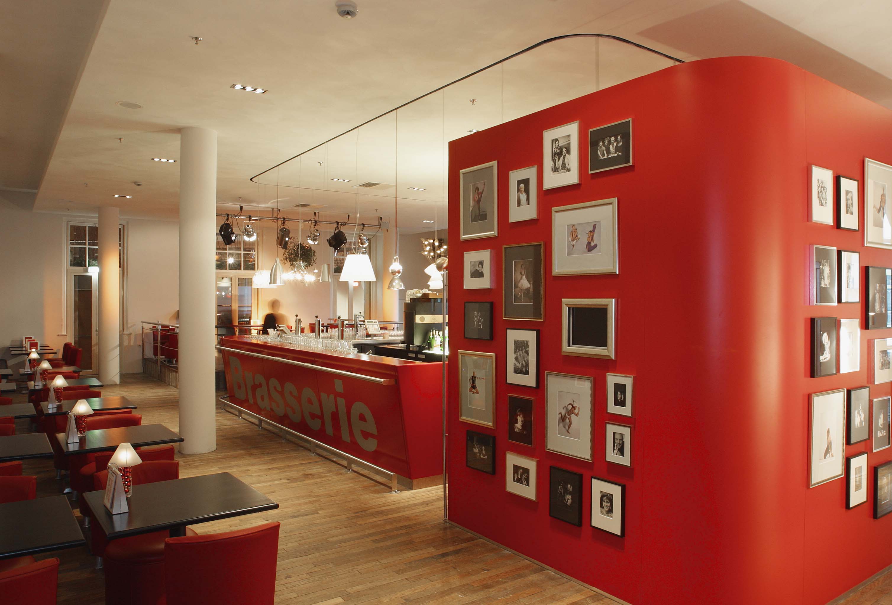 剧院空间新定义 | 融入城市生活,打造多功能文化场所-7