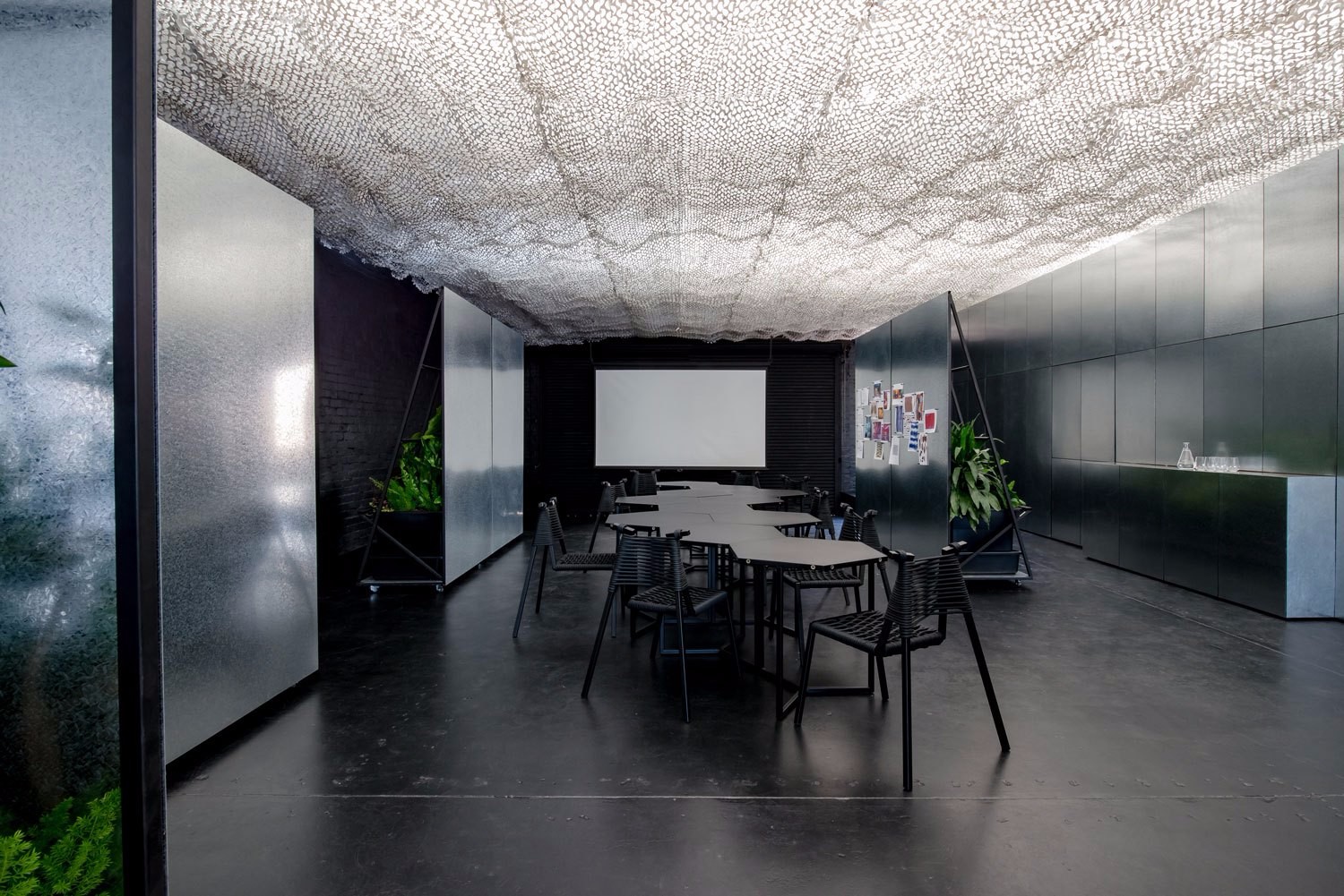 多元空间的无限可能——RUSSELL & GEORGE 的一站式工作休闲场所-31