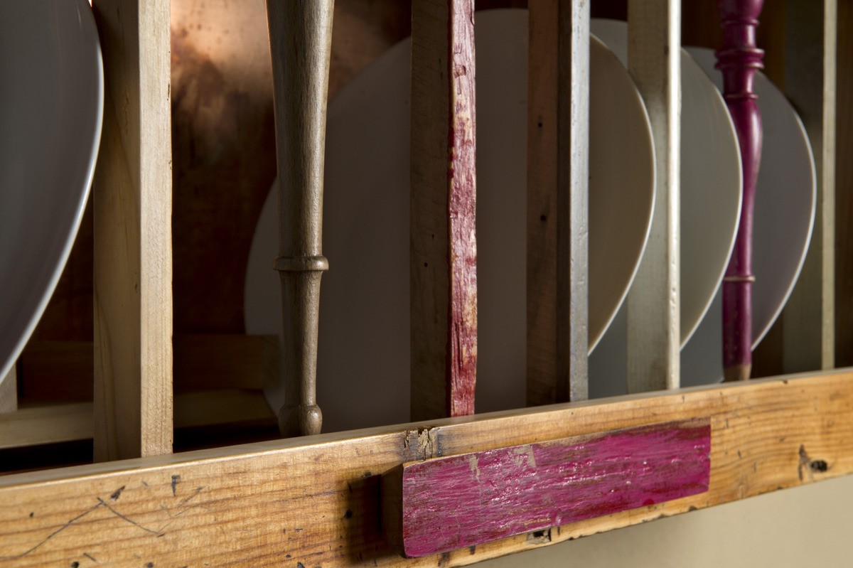 颠覆传统的乡村风格木制餐具柜-17